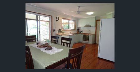 Home with shed - Photo 4