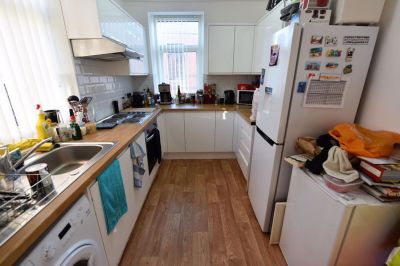 2 bedroom Flat in Flat 2, Leeds - Photo 4