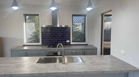 Modern Family Home - Photo 2