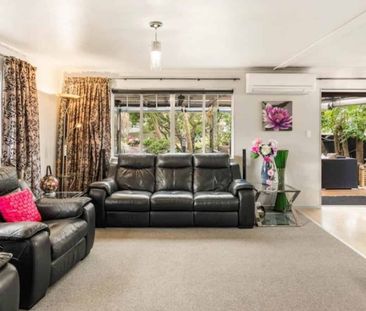 Modern 3-Bedroom Home with Double Garage & Parking - Photo 4