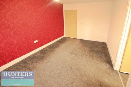 2 bedroom Flat To Let - Photo 2