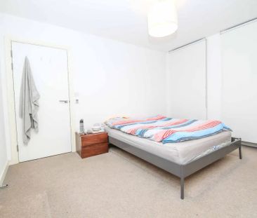 3 bedroom flat in London - Photo 2