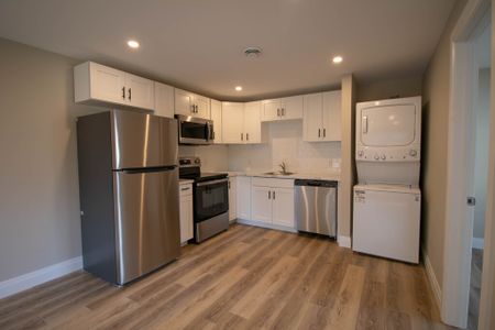 **RENOVATED FULLY DETACHED UNIT FOR RENT IN WELLAND!** - Photo 2