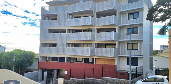 Location Appartement 3 pièces 71m² STE CLOTILDE 97490 - Photo 2