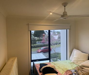 Almost new three bedroom plus study family home - Photo 2