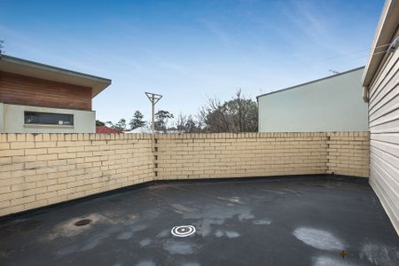 UNIQUE OPPORTUNITY | CENTRAL LOCATION | STORAGE GALORE - Photo 3