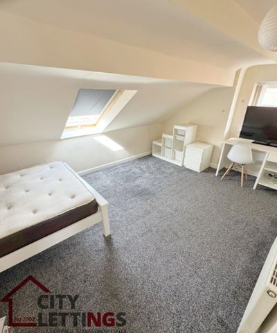 7 Bedroom Mid Terraced House - Photo 2