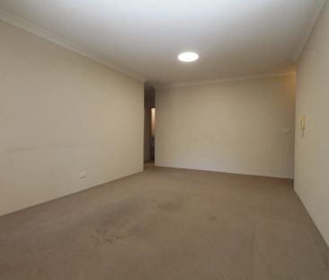 Two-Bedroom Apartment with Study in Prime Granville Location - Photo 2