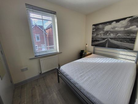 4 bedroom end of terrace house to rent - Photo 2