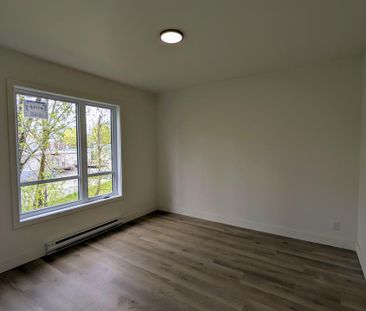 Immeuble - 14 Rue Allen Est, Waterloo 5 Et Demi Neuf - Waterloo - Photo 2