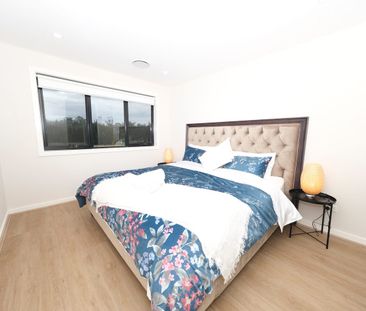 Modern fully furnished 4 bedroom 2.5 bathroom Townhouse - Photo 4