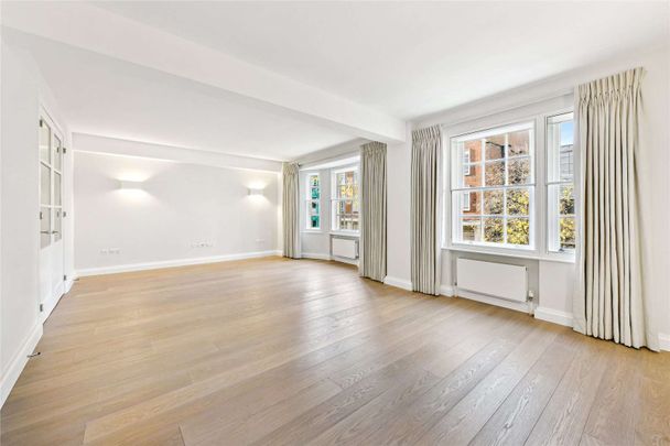 A newly redecorated three bedroom property situated in a convenient location close to Knightsbridge and Sloane Square stations. - Photo 1