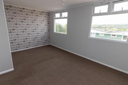 3 bedroom end of terrace house to rent - Photo 3