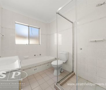 Private Three Bedroom Townhouse - 1 Week FREE Rent - Photo 3