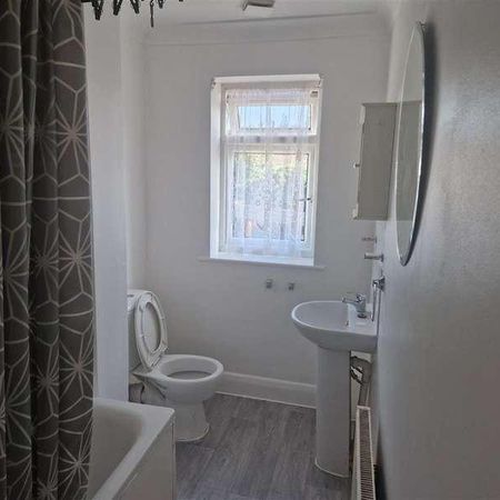 Tudor Square, Hayes, UB3 - Photo 4