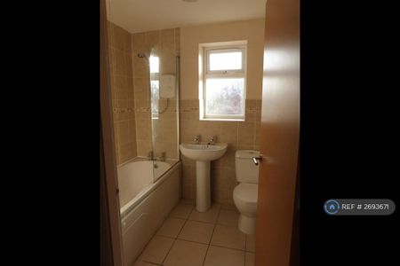 2 bedroom flat to rent - Photo 4