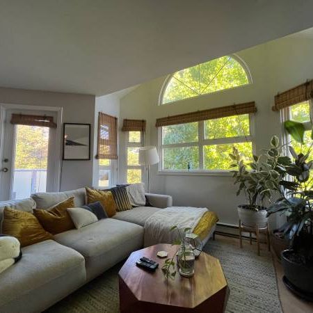 Bright 2-Bedroom Corner Penthouse Just Off Commercial Drive - Photo 4