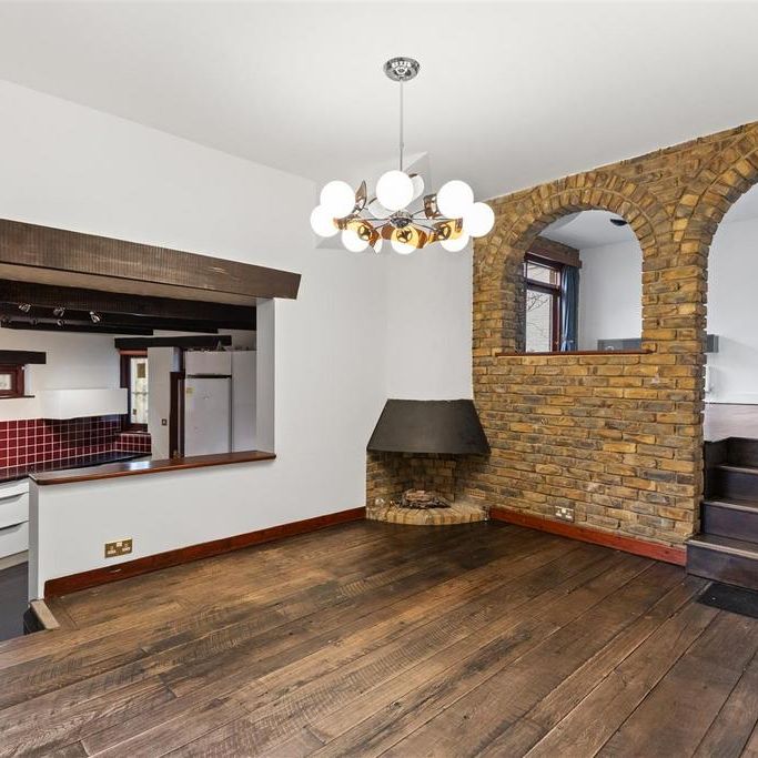 3 bedroom mews to rent - Photo 1