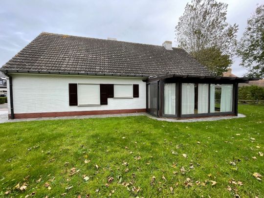 Ruime villa gelegen in het groen in een residentïele wijk. Met een tuin rondom, een garage en een tuinhuis. Om volledig tot rust te komen. - Photo 1