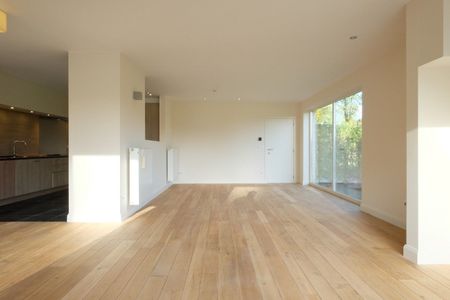 Recente ruime moderne halfopen woning met tuin en garage. - Photo 3