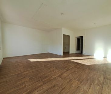 Großes Wohnzimmer + offener Grundriss + modernes Bad - Photo 3