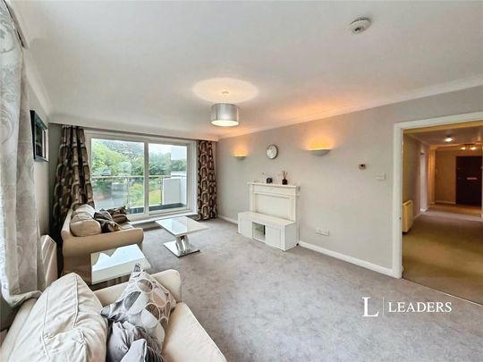 3 bedroom flat to rent - Photo 1
