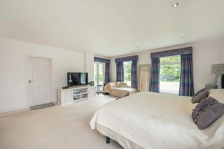 5 bedroom detached house to rent - Photo 2