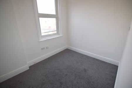 To Let 2 Bed Flat - Photo 4