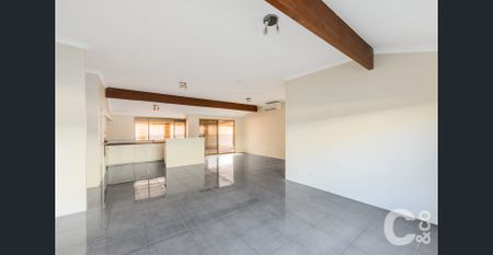 Large 5 Bedroom Home! - Photo 4