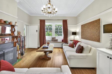 Immaculate Fully Furnished Four Bedroom House with Pool & Garden Maintenance Included *Short Term Lease Only - Photo 2