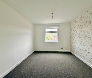 3 bedroom end of terrace house to rent - Photo 3