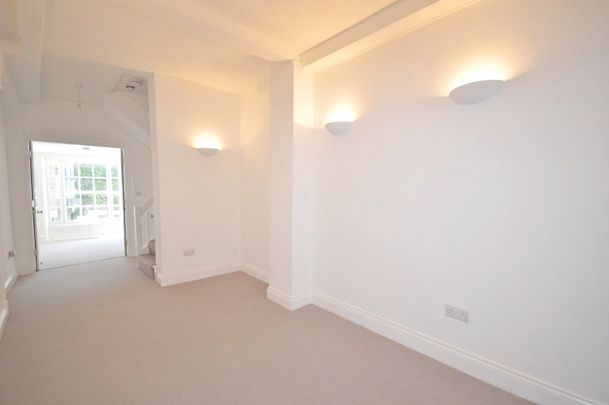 2 bedroom apartment to rent West Street, Chichester, West Sussex, PO19 - Photo 1