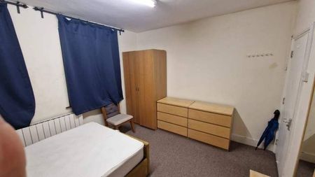 Room in a Shared House, Ley Street, IG1 - Photo 4