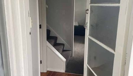 Family home, child friendly, lawns mowed - Photo 4