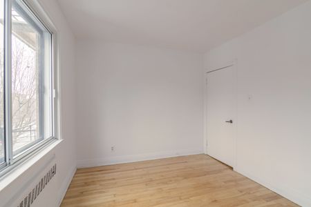 4585 Av. Dupuis - Photo 2
