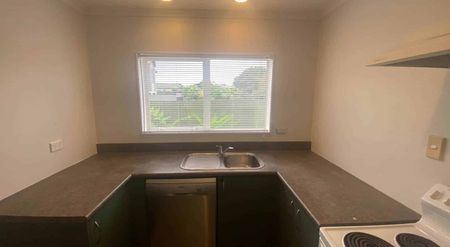 Lovely Family Home in Pukekohe - Photo 2