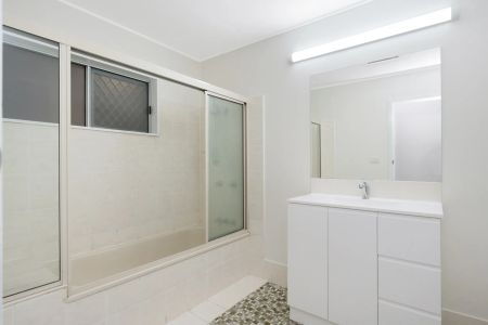 Newly renovated home in Kirwan - Photo 4