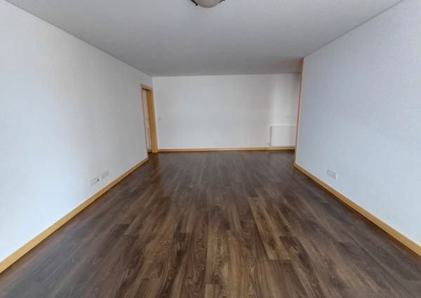 Apartamento T2 junto ao Centro Comercial Glicínias