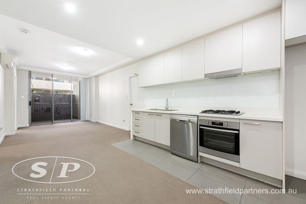 3 Bedroom Apartment in the heart of "Centenary Park" - Photo 1