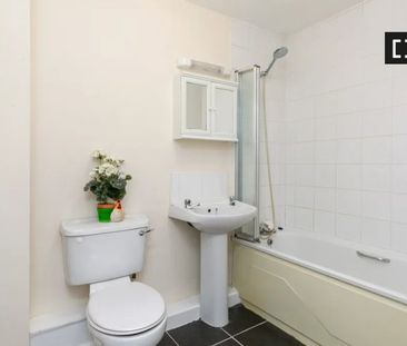 Rooms for rent in a 3-bedroom apartment in Lucan, Dublin - Photo 3