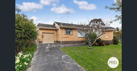 COZY 3 BEDROOM HOME IN A SOUGHT-AFTER LOCATION ! - Photo 3