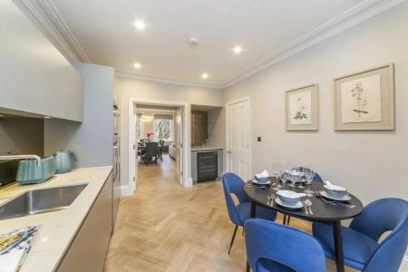 3 bedroom flat in London - Photo 3