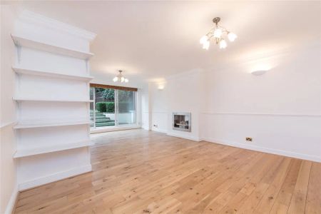 3 bedroom flat in Hampstead - Photo 2