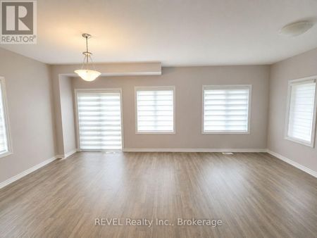 For Lease - 9 CAROLINE Street, Welland, Ontario - Photo 4