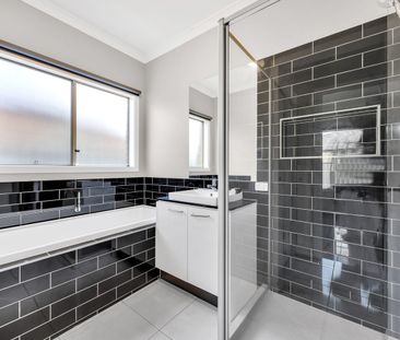 🏡 Modern Family Living in the Heart of Strathtulloh - Photo 6