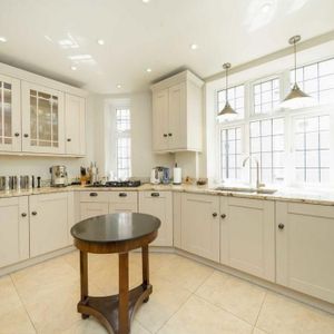 4 bedroom flat to rent - Photo 2