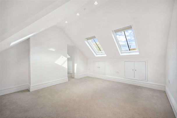 A refurbished top floor Penthouse in this impressive red brick mansion block. - Photo 1