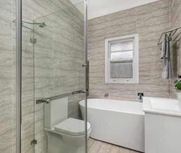 Spacious 3-Bedroom Family Home in Ultra-Convenient Location - Photo 4