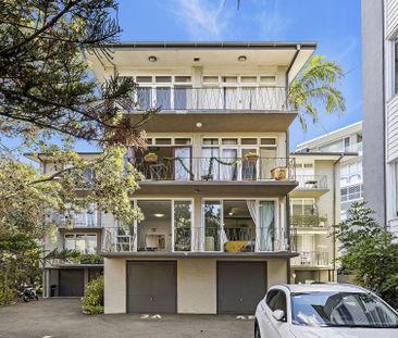 Stylish Beachside Living in a Cosmopolitan Location - Photo 2