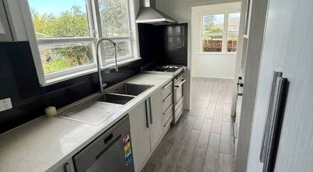 Home in the heart of Manurewa! - Photo 3